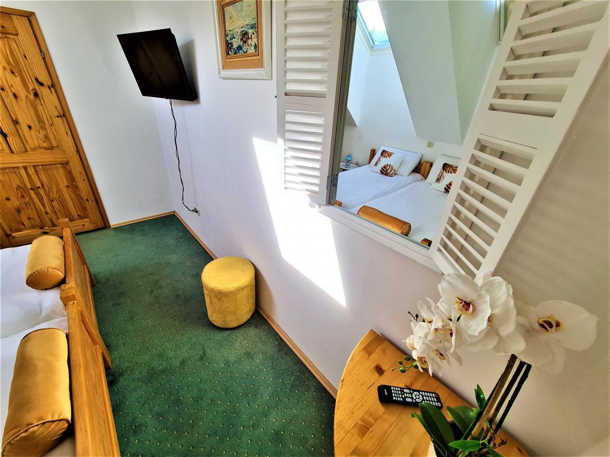 Bed and Breakfast Sobe Ela Fužine Habitación foto